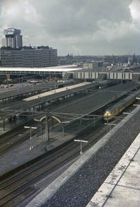 803779 Overzicht van de perrons, perronkappen en de Traverse van het N.S.-station Utrecht C.S. (Stationsplein) te ...